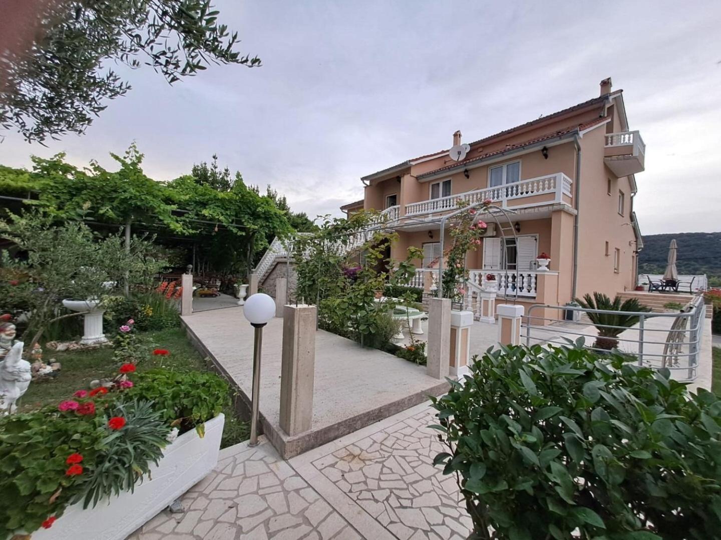 Apartments Mig - With Beautiful Garden Supetarska Draga Eksteriør bilde